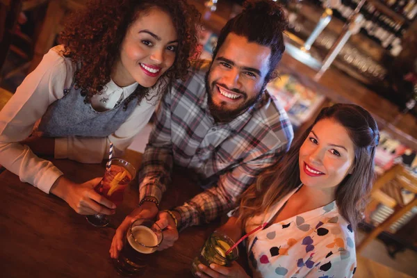 Jonge vrienden met dranken — Stockfoto