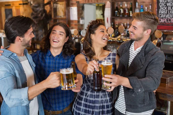Glada vänner njuter i puben — Stockfoto