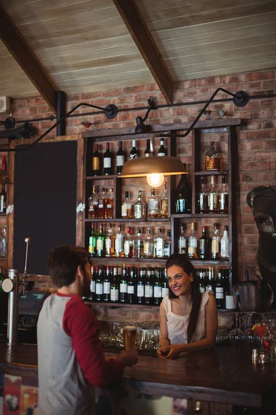 Vrouwelijke bar inschrijving interactie met de klant — Stockfoto