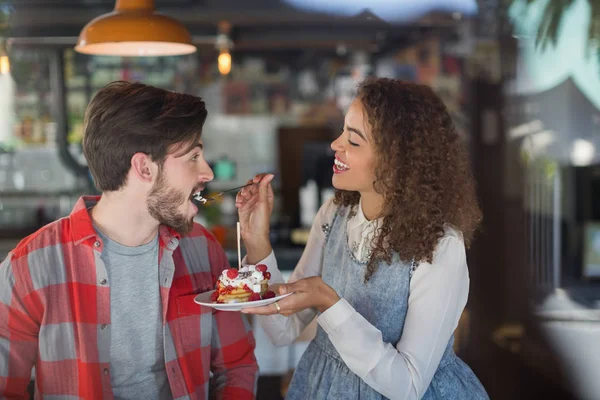 Жінка годує торт чоловічому другу — стокове фото