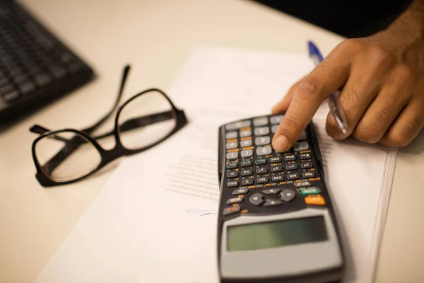 Przycięte ręcznie na biznes osoba za pomocą kalkulatora — Zdjęcie stockowe