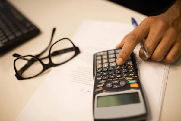 Abgeschnittene Hand auf Geschäftsmann mit Taschenrechner — Stockfoto