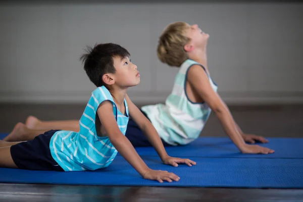 Broers en zussen doen stretching oefening — Stockfoto