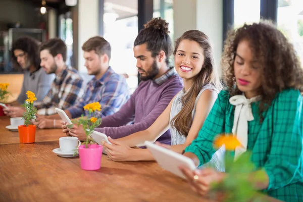 Mensen met behulp van digitale tabletten in restaurant — Stockfoto