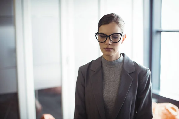 Poradkyně v brýlích stojící — Stock fotografie