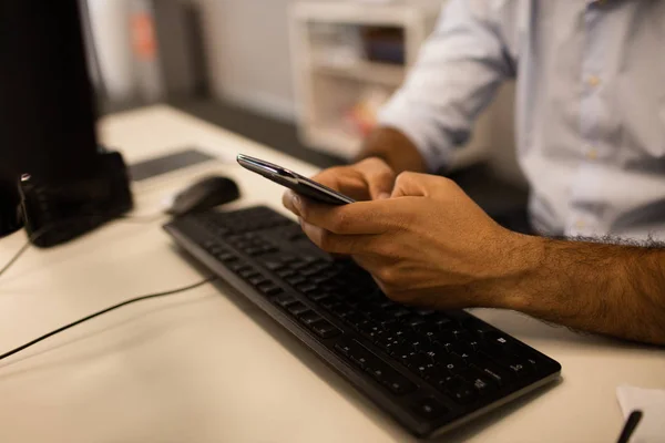 Homem de negócios usando telefone celular — Fotografia de Stock