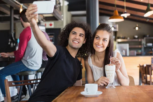 Paret tar selfie medan du sitter i restaurangen — Stockfoto