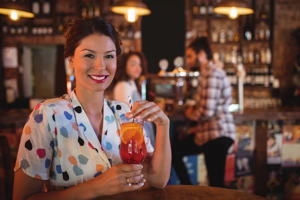 Giovane donna che beve cocktail — Foto Stock