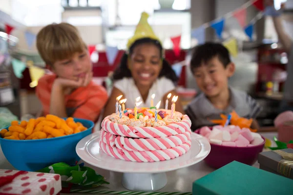 Hermanos celebrando cumpleaños en la cocina — Foto de Stock