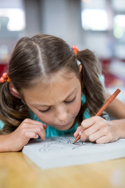 Meisje tekening schets op boek — Stockfoto