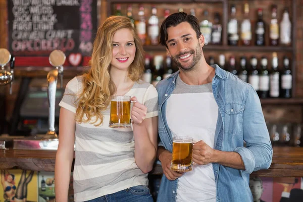 Jeunes amis tenant de la bière au pub — Photo