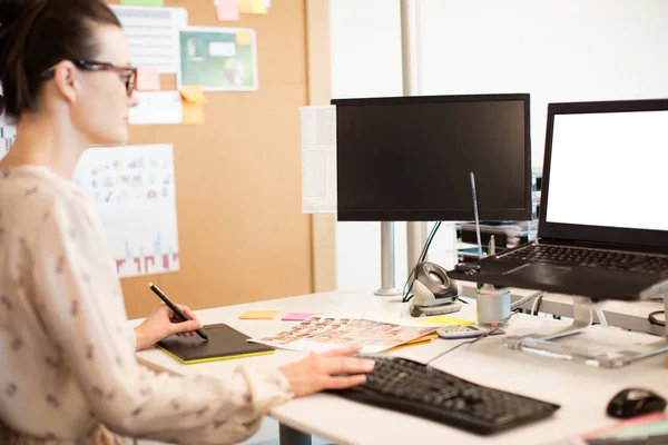 Businesswoman working on digitizer — Stock Photo, Image