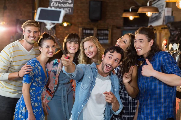 Amigos alegres tirando selfie através do telefone celular — Fotografia de Stock