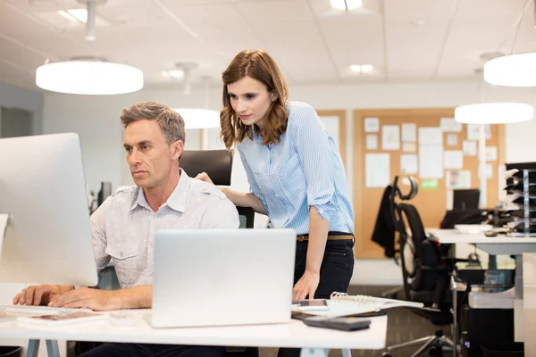 Ernsthafte Geschäftspartner arbeiten — Stockfoto