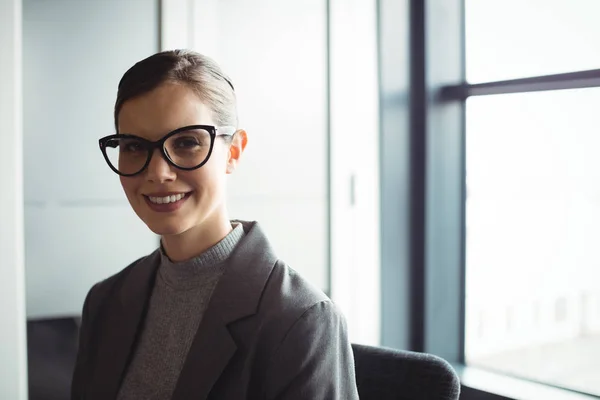 Conseiller souriant au bureau — Photo