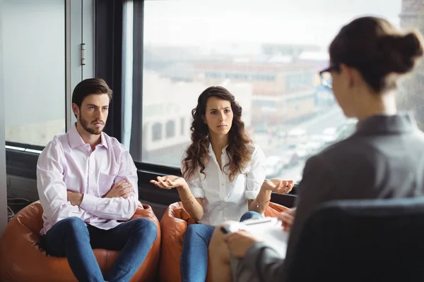 Casal conversando com conselheiro matrimonial durante a terapia — Fotografia de Stock