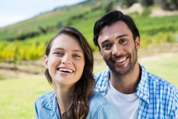 Lyckliga par med vingård — Stockfoto