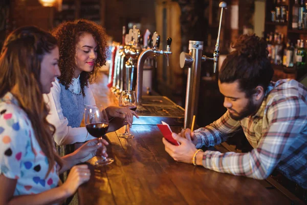 Barman aannemen van een order op Kladblok aan balie — Stockfoto