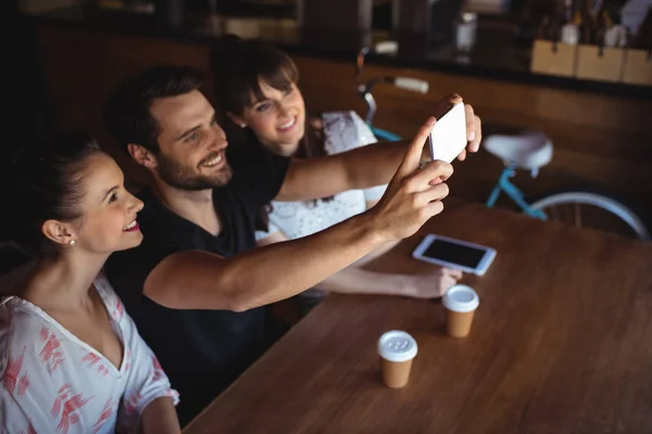 Amigos tomando una selfie en el teléfono móvil —  Fotos de Stock