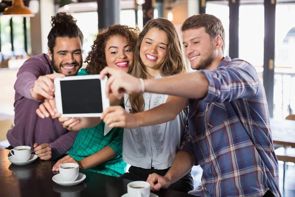 Amigos tomando selfie con tableta digital — Foto de Stock