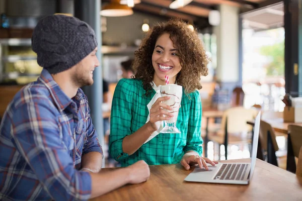 Smiling woman having smoothie — Stock Photo, Image