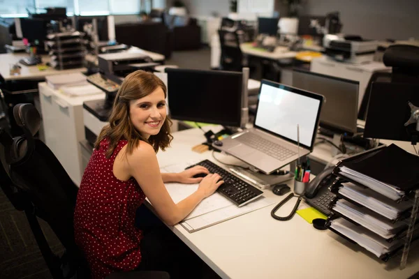 Feminino executivo de negócios usando computador no escritório — Fotografia de Stock