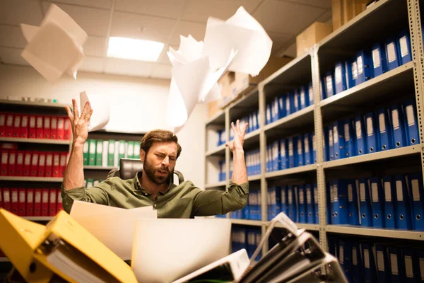 Homem de negócios irritado jogando papéis — Fotografia de Stock