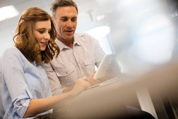 Geschäftskollegen diskutieren im Büro — Stockfoto