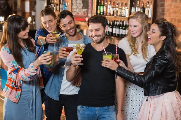 Felices amigos brindar vasos de bebida —  Fotos de Stock