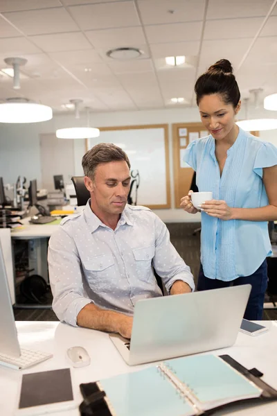 Empresaria de pie por compañero de trabajo masculino — Foto de Stock