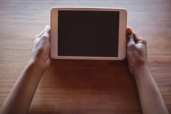 Handen van vrouw met behulp van digitale Tablet PC — Stockfoto