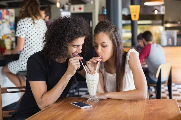 Paar met drankje samen in restaurant — Stockfoto