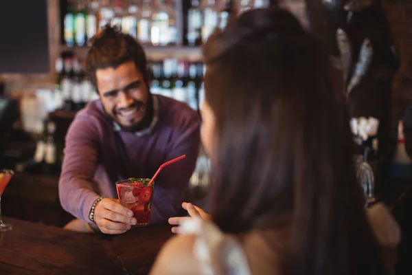 Barman serwujemy koktajl napój do klienta — Zdjęcie stockowe