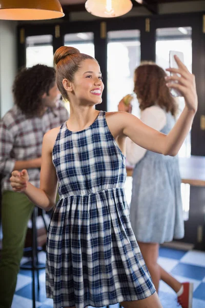 Femeia care face selfie în restaurant — Fotografie, imagine de stoc