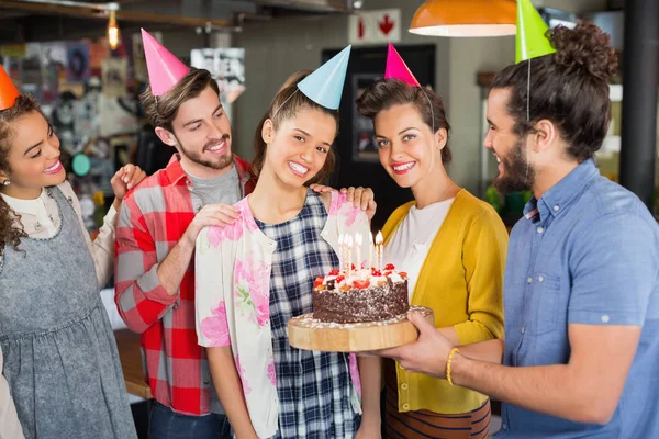 Amigos comemorando aniversário da mulher — Fotografia de Stock