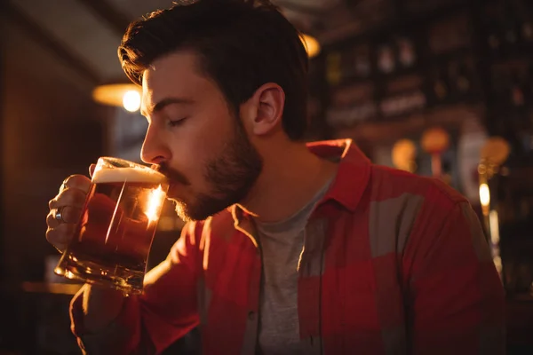 Jeune homme ayant tasse de bière — Photo