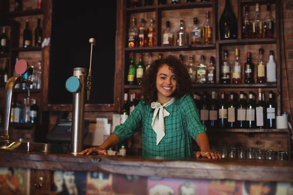 Schöne weibliche Bar-Tender — Stockfoto