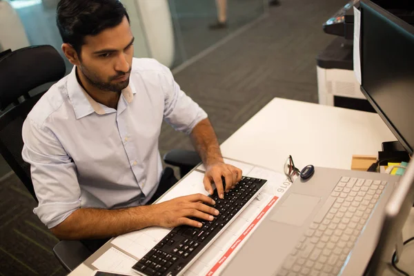 Businessman typing on keyboard at office dsek — Stock Photo, Image
