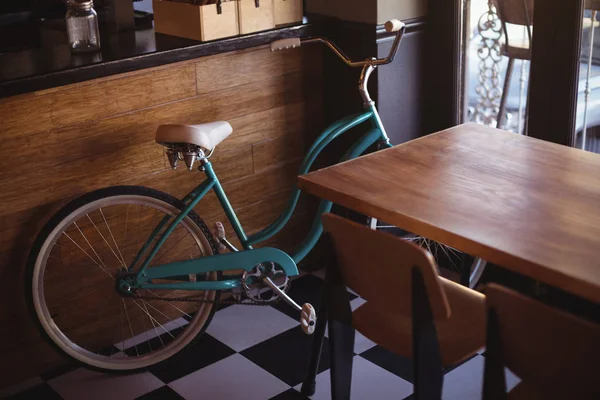 Велосипед за стійкою в ресторані — стокове фото