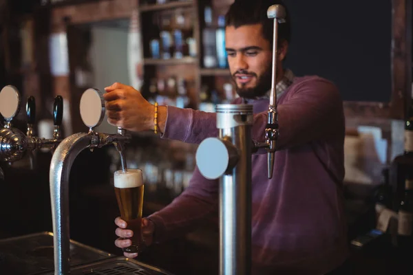 Bar tender vullen bier uit bar pomp — Stockfoto