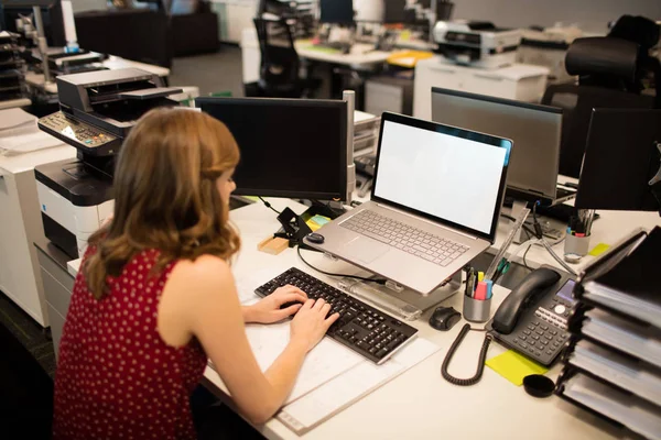 Forretningskvinne som bruker datamaskin – stockfoto