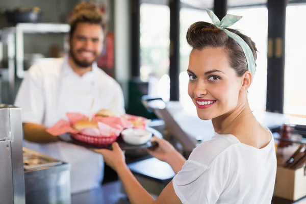 Cameriera prendendo piatto da chef in cucina — Foto Stock