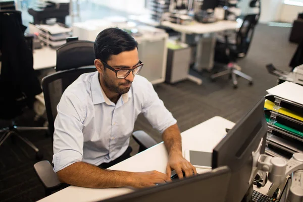 Businessman working on computer — Stock Photo, Image