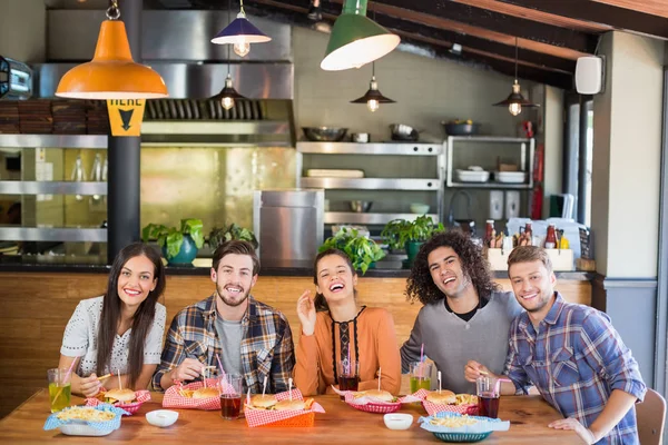 Amigos disfrutando de la comida en restaurante — Foto de Stock