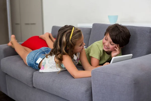 Siblings interacting using tablet — Stock Photo, Image