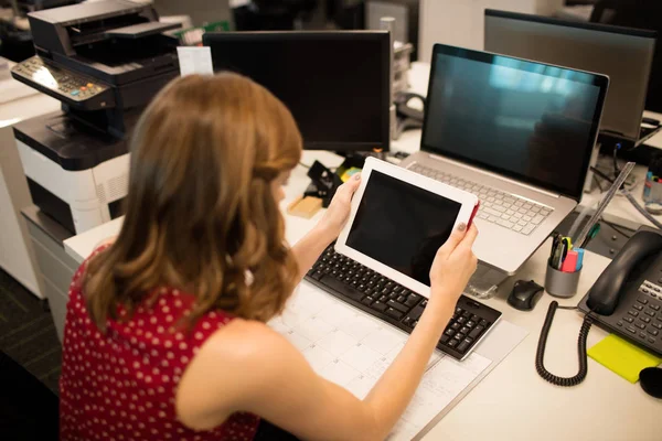 Zakenvrouw die digitale tablet op kantoor gebruikt — Stockfoto