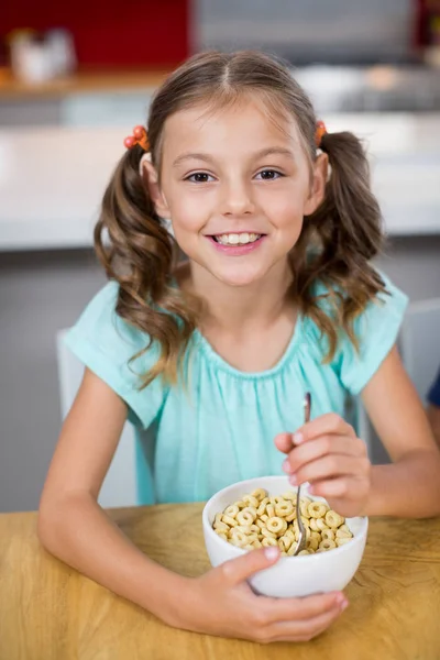 Menina tomando café da manhã cereal na cozinha — Fotografia de Stock