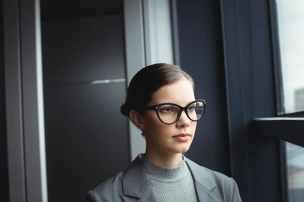 Conseiller en lunettes au bureau — Photo