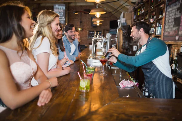 Wesoły barman interakcji z klientami — Zdjęcie stockowe