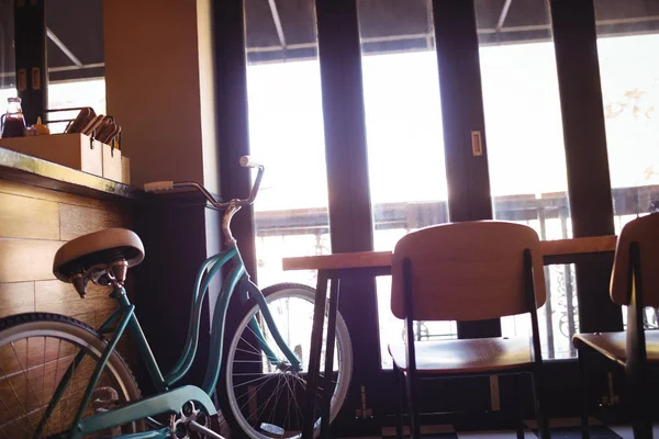 Fiets aan balie in restaurant — Stockfoto